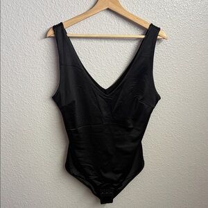 Black Sleeveless V-Neck shape wear